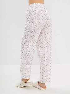 Détail du pantalon de pyjama blanc à fleurs avec taille élastique et broderie ajourée