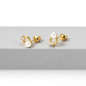 Boucles d'oreilles élégantes plaquées or 18k avec une perle blanche et un zircon clair