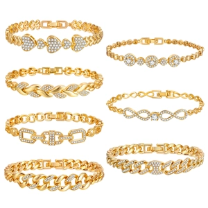 Set mit sieben vergoldeten Armbändern mit Herz-, Blatt- und Unendlichkeitsmotiven
