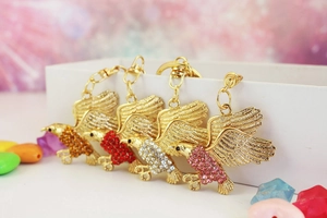Detailaufnahme des Adler-Schlüsselanhängers mit bunten Kristallen und Gold-Finish