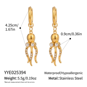 Detailansicht der Oktopus-Ohrringe mit Zirkonia-Steinen und Maßangaben für Schmuck