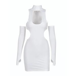 Détail de la robe moulante blanche à découpes avec manches séparées et tissu élastique