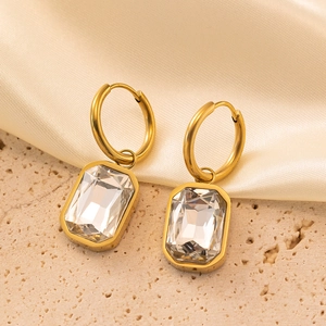 Boucles d'oreilles créoles dorées 18K avec pendentif rectangulaire en zircone