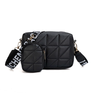 Sac bandoulière matelassé en cuir PU noir avec sangle à motif et mini pochette