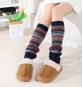Détail de jambières en tricot bohème à motifs et de chaussons en peluche à l'intérieur