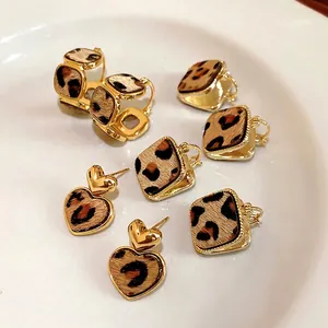 Orecchini vintage a cuore e quadrati placcati oro 18K con stampa leopardata su vassoio