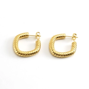 Boucles d'oreilles dorées tressées en forme de C carré avec fermoirs papillon au dos