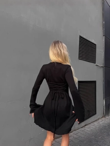 Robe moulante noire à manches longues avec design sexy à lacets croisés dans le dos