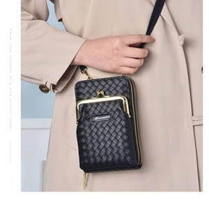 Détail de la texture en cuir tressé et ferrures dorées sur sac bandoulière noir