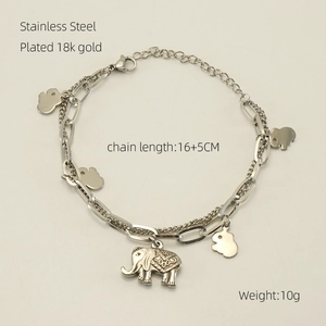 Vue détaillée du bracelet double couche en acier inoxydable argenté avec pendentif éléphant