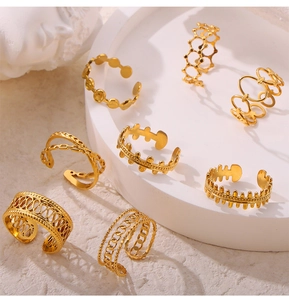 Detaillierte Präsentation goldener 18K geometrischer Ringe auf minimalistischem Display