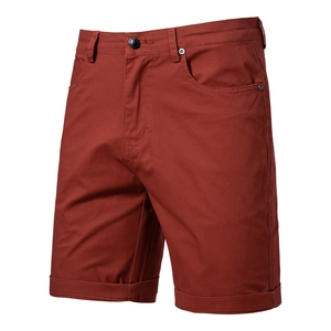 Détail du short en coton rouge rouille montrant la texture sergée et les passants de ceinture