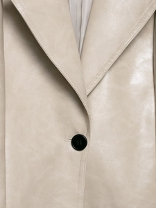 Nahaufnahme der beigen PU-Lederjacke mit Reverskragen und hochwertiger Verarbeitungsdetails