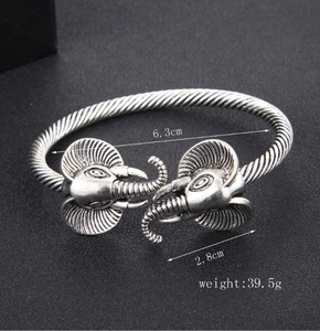 Detail view of elephant head cuff bracelet with 6.3cm diameter and 39.5g weight info