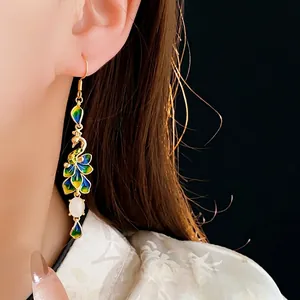 Orecchini lunghi a piuma di pavone placcati in oro 14K con intarsio in smalto
