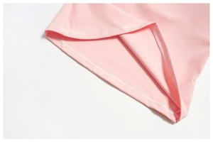 Vista macro del tessuto sportivo rosa con dettagli di cuciture piatte bianche rinforzate