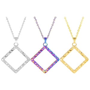 Detail von quadratisch texturierten Anhängern in Silber, Regenbogen und 18k Gold