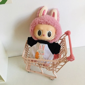 Detailansicht der Plüschpuppe im rosa Hasenkostüm in einem rosa Mini-Einkaufswagen