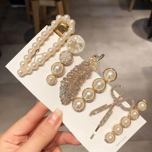 Detail of 6-piece hair clip set with pearls and rhinestones on a gold alloy base