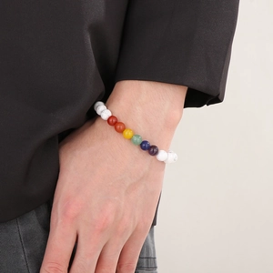 Primo piano del bracciale colorato fatto a mano con perle in pietra lavica sul polso