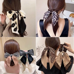 Viste dettagliate di fermagli per capelli con fiocco in raso ed elastici con nastro eleganti