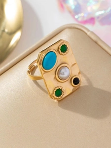 Bague dorée ajustable avec turquoise, perle et pierres colorées au style métal martelé rétro