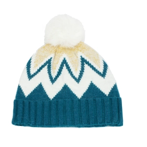 Détail du bonnet en tricot d'hiver avec pompon tricolore et motif à vagues zigzag