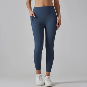 Detailweergave van de high-waist yoga legging met een handige zijzak voor je telefoon