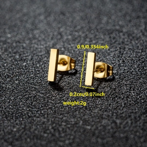 Boucles d'oreilles rectangulaires minimalistes en acier doré avec mesure de 0,9 cm