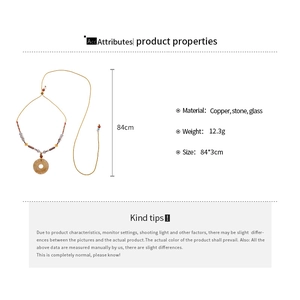 Vue détaillée du collier ethnique en agate grise faite main avec pendentif en pierre et mesures