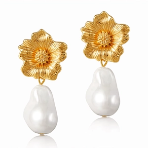 Elegante goldene Barockperlen-Ohrringe mit Blumenmuster auf einem weißen Hintergrund