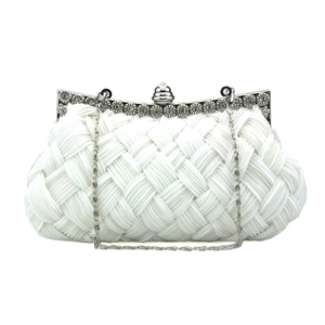 Detailansicht der gewebten Abendtasche mit Strass-Silberrahmen und abnehmbarer Kette
