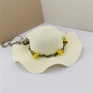 Chapeau de paille crème à large bord avec décorations d'abeilles et vigne pour la plage