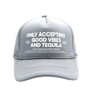 Graue Trucker-Cap mit GOOD VIBES AND TEQUILA Aufdruck und atmungsaktivem Mesh-Netz