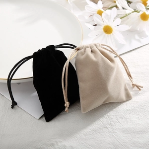 Details zu Kordelzugbeuteln aus Samt in Schwarz und Beige mit weicher Textur