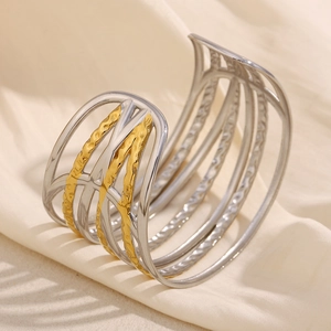 Détail du bracelet manchette multicouche bicolore or et argent avec texture martelée