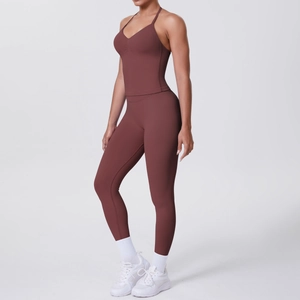 Seitenansicht des ziegelroten Yoga-Sets mit High-Waist-Leggings und V-Ausschnitt-Sport-Bra
