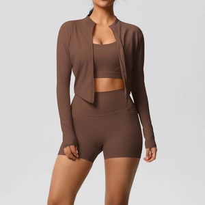 Ensemble de yoga marron 3 pièces avec veste zippée, brassière et short de sport taille haute