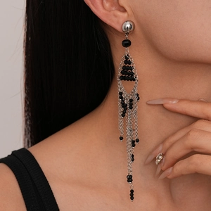 Boucles d'oreilles en argent style sombre avec longs glands en perles noires
