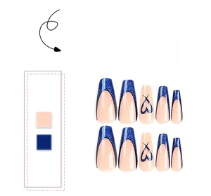 Nahaufnahme der Coffin-Kunstnägel mit blauem Glitzer-French-Tip und Herz-Design