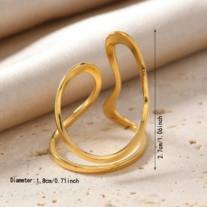 Macro detail showing the irregular gold wavy hollow ring with dimensions 1.8cm x 2.7cm
