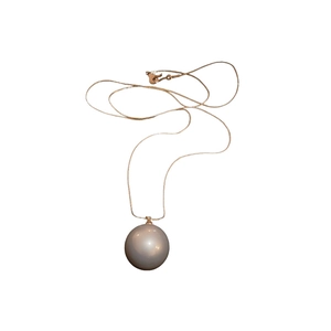 Collier vintage minimaliste avec un pendentif perle grise sur une chaîne serpent argentée