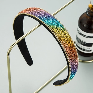 Vista dettagliata della fascia per capelli con strass arcobaleno su supporto in metallo