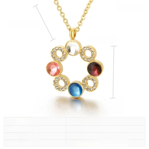 Detailansicht der goldfarbenen Edelstahlkette mit 25 mm bunten Kristallanhänger und Maßen