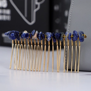 Dettaglio del pettine per capelli in metallo dorato con pietre di cristallo blu