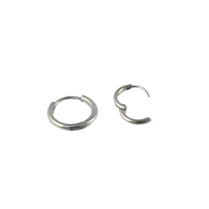 Boucles d'oreilles créoles minimalistes en acier inoxydable argenté sur fond blanc