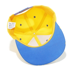 Nahaufnahme der internen 100% Acrylkonstruktion und Stickdetails einer Snapback-Kappe