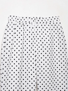 Détail du short à pois taille haute avec taille élastique et texture de tissu ferme