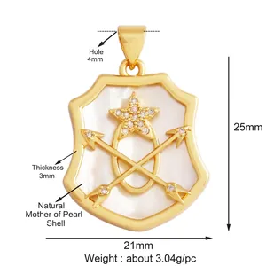 Pendentif bouclier doré avec étoile céleste, incrustation de nacre et motifs de flèches