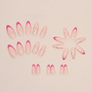 Französische Kunstnägel in Rosé-Pink mit weißen Blumenmustern und Goldfolien-Akzenten